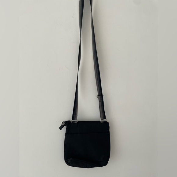 Baggallini Crossbody Color Black Top Zipper
Adjustable Strap Magnetic Closure - Picture 2 of 5